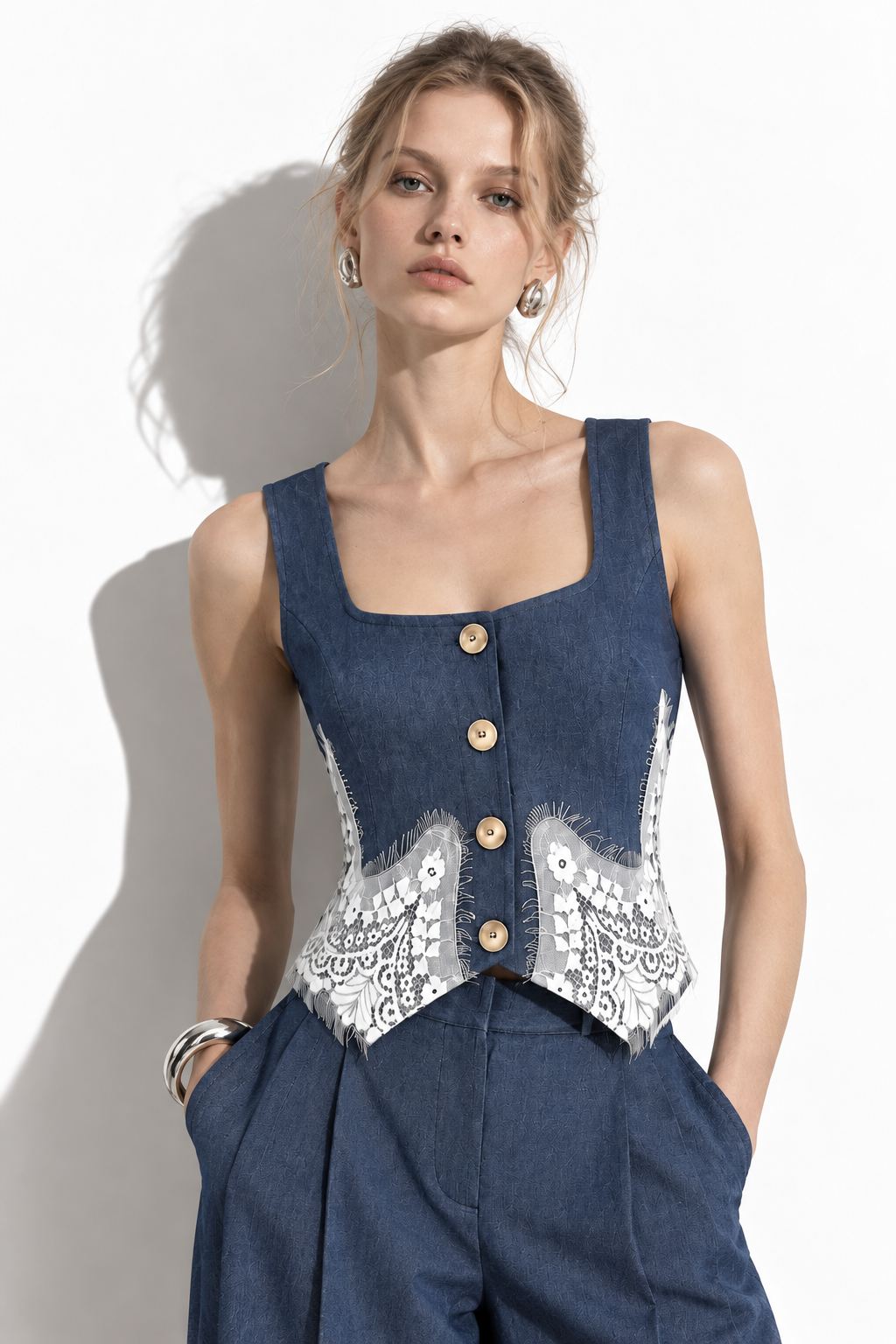 Completo in Denim con Gilet e Pizzo | Stile Femminile