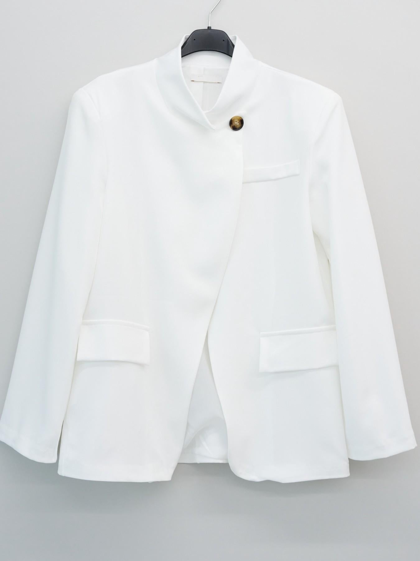 URBANREVERSE Blazer Elegant Structured Minimal Chic Tailored Jacket Smooth Fabric Light Comfortable Loose Fit Clean Design Modern Style Versatile Office Casual Daily Wear Feminine Silhouette Refined Look Made in Italy