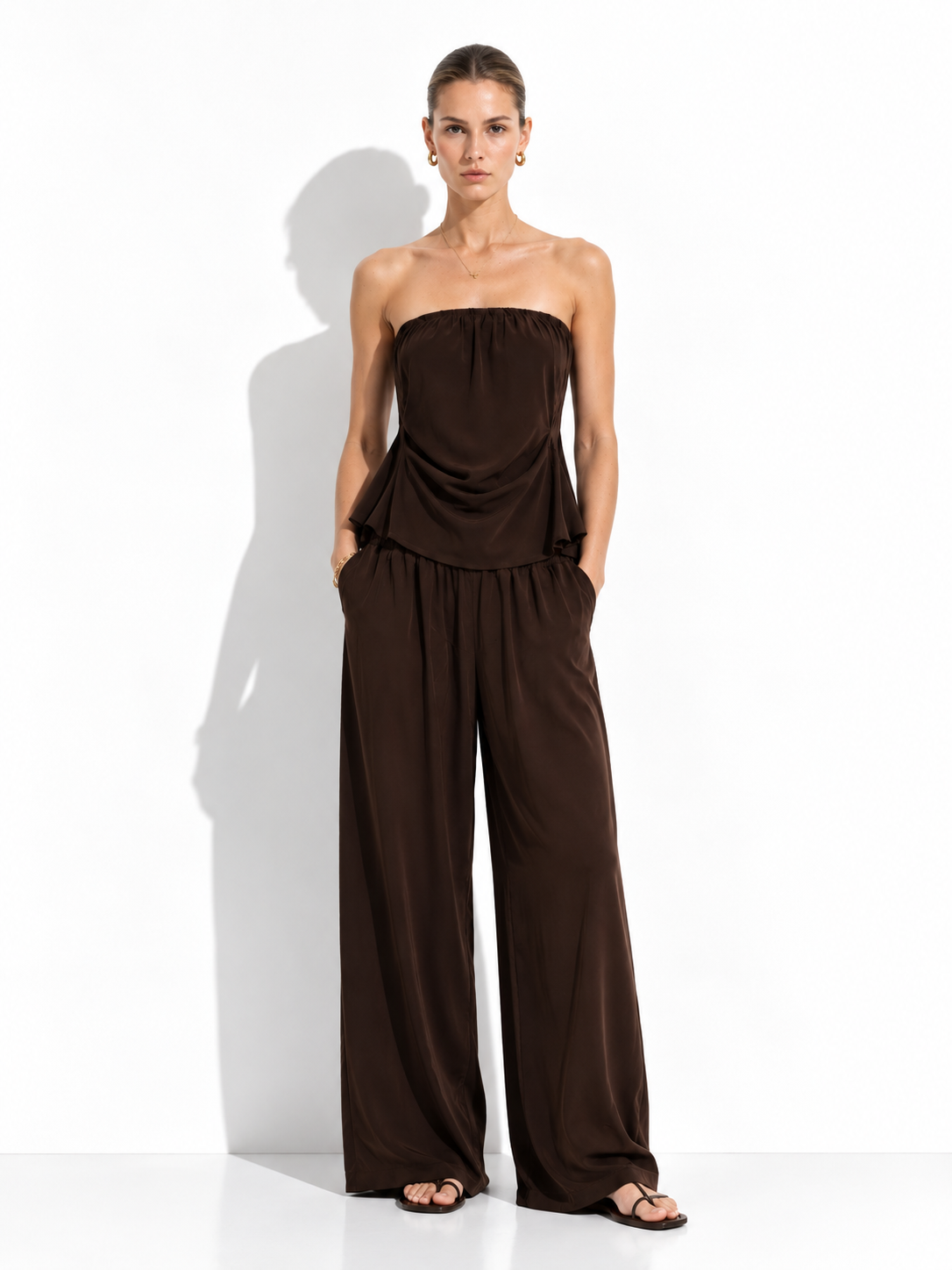 Completo con Top a Fascia e Gamba Larga | Stile Elegante