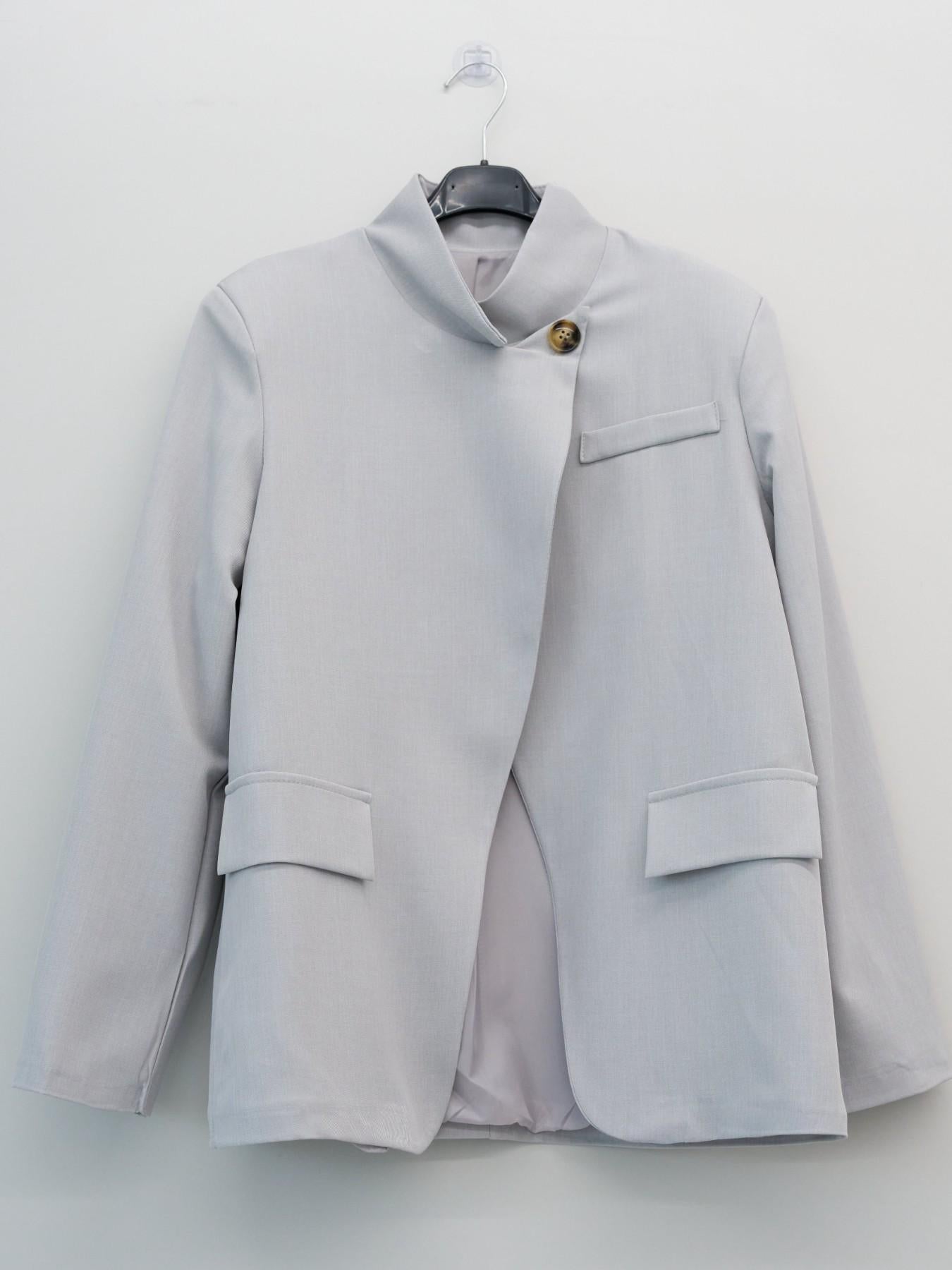 URBANREVERSE Blazer Elegant Structured Minimal Chic Tailored Jacket Smooth Fabric Light Comfortable Loose Fit Clean Design Modern Style Versatile Office Casual Daily Wear Feminine Silhouette Refined Look Made in Italy