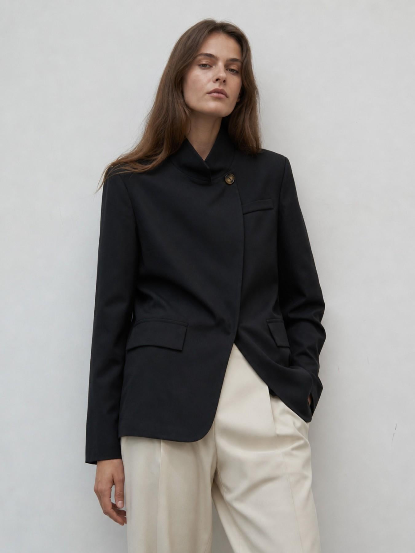 URBANREVERSE Blazer Elegant Structured Minimal Chic Tailored Jacket Smooth Fabric Light Comfortable Loose Fit Clean Design Modern Style Versatile Office Casual Daily Wear Feminine Silhouette Refined Look Made in Italy