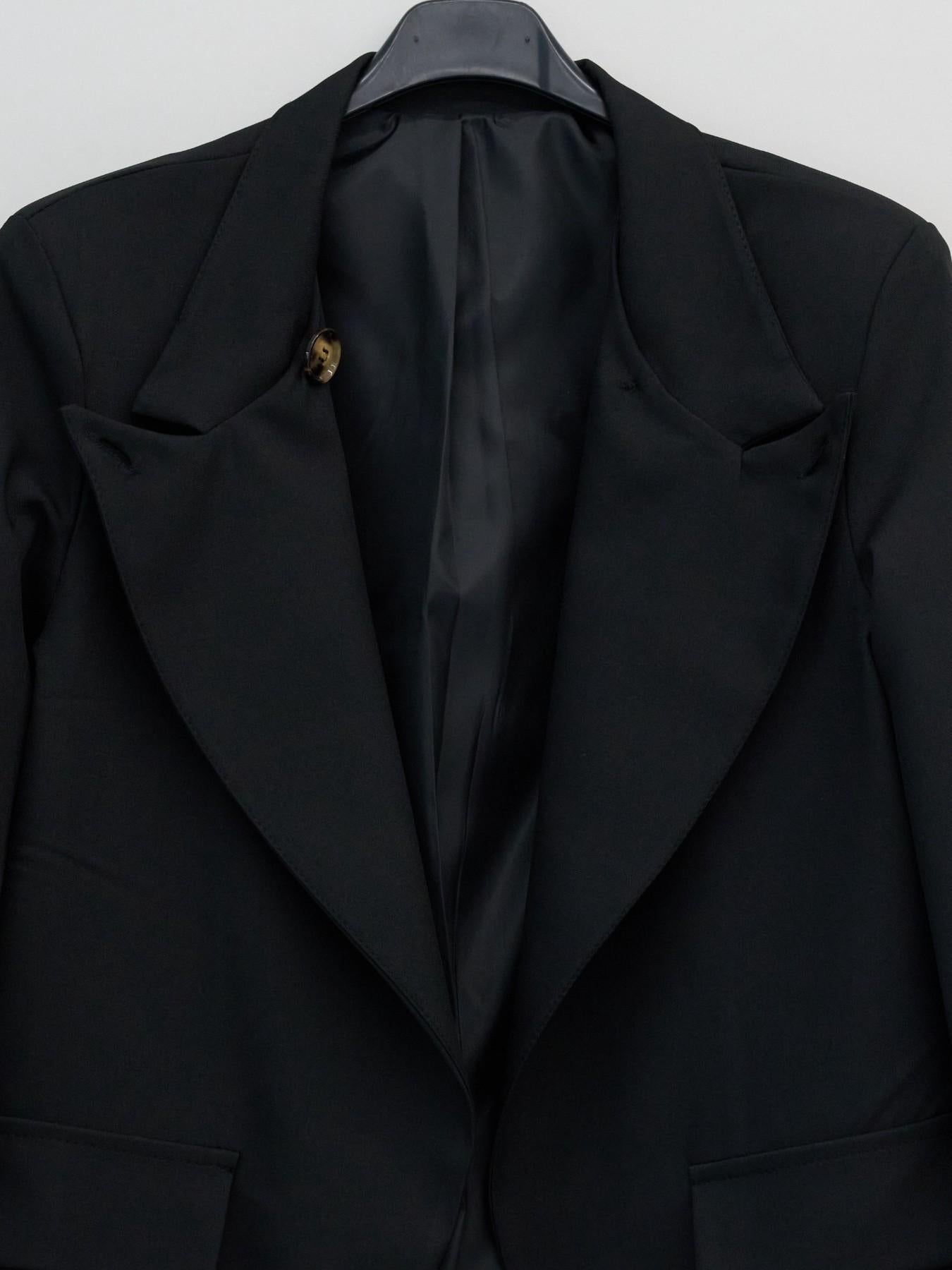 URBANREVERSE Blazer Elegant Structured Minimal Chic Tailored Jacket Smooth Fabric Light Comfortable Loose Fit Clean Design Modern Style Versatile Office Casual Daily Wear Feminine Silhouette Refined Look Made in Italy