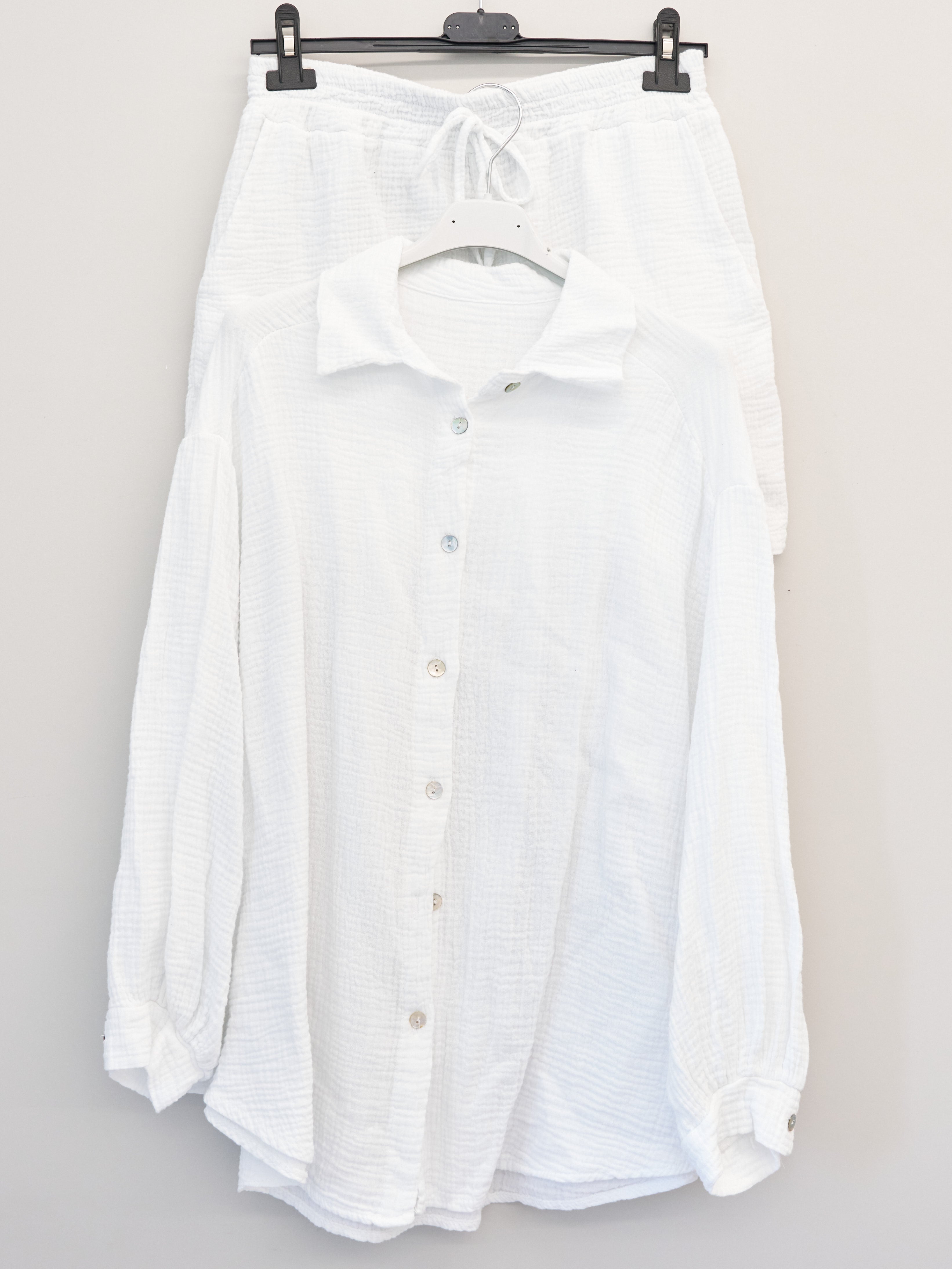 URBANREVERSE Women’s Cotton Gauze Shirt and Shorts Set Short sleeve fluid shirt with collar and chest pocket Front button fastening and made of 100% bambula cotton Total look Pacific Republic Collection Made in Italy