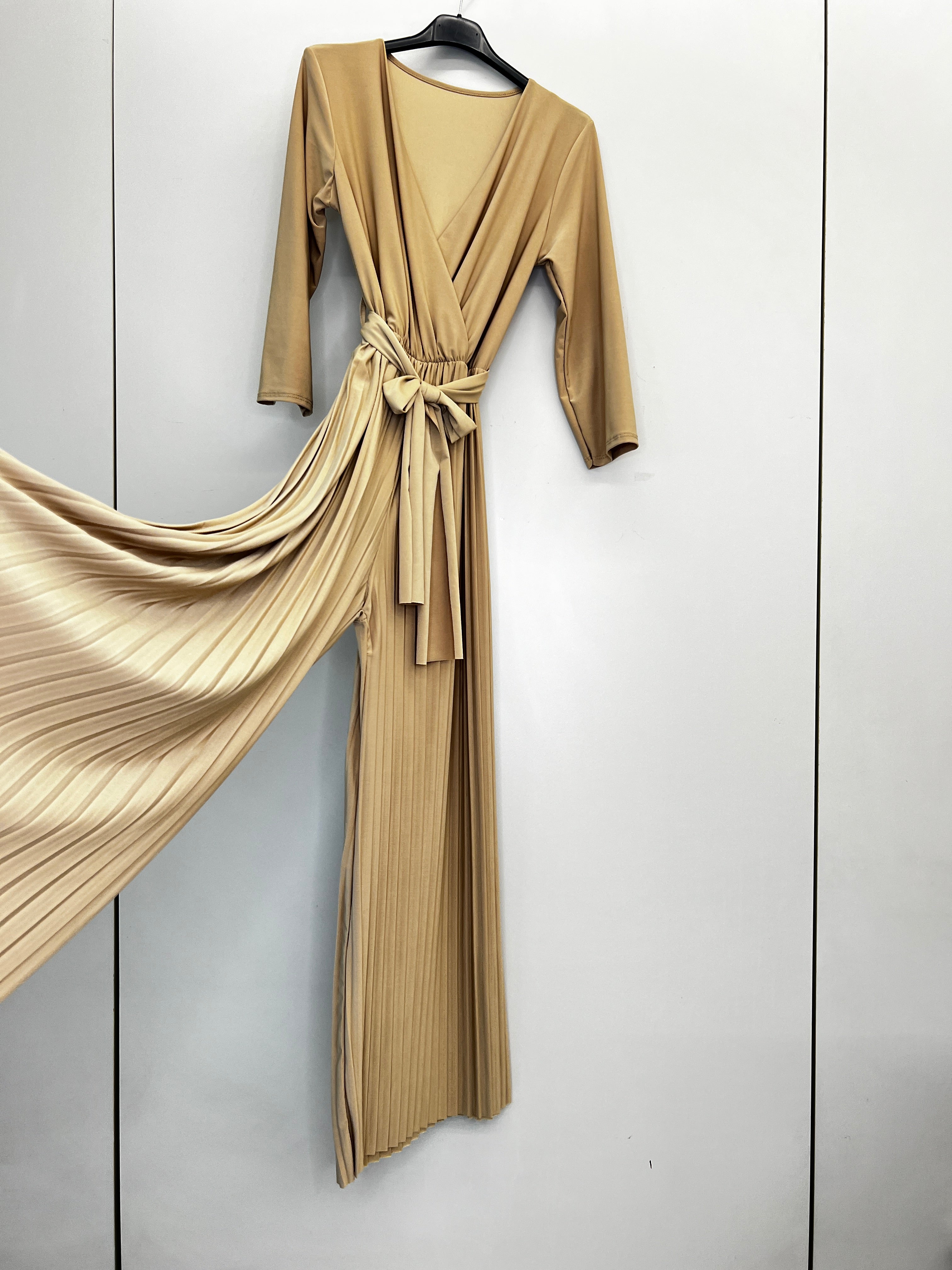 URBANREVERSE Women’s Pleated Wide Leg Jumpsuit Deep V Neck Long Sleeve Elegant Jumpsuit Minimal Luxury Flowing Palazzo Pants Belted Waist Evening Chic Formal Occasion Sophisticated Stretch Comfort Party Outfit Spring Fashion Made in Italy
